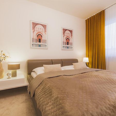 Rose Luxury Apartment & 24H Self Check-In With Private Parking Banská Bystrica Exterior foto