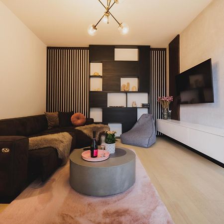 Rose Luxury Apartment & 24H Self Check-In With Private Parking Banská Bystrica Exterior foto